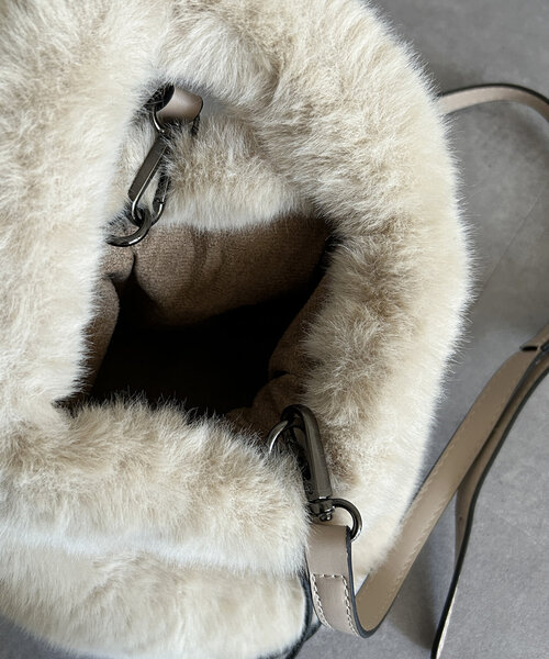 Thevon(ゼボン)の「ワンハンドル2WAYファーショルダー(ショルダーバッグ・レディース・アイボリー/グレイッシュベージュ・FREE)」の11枚目の写真