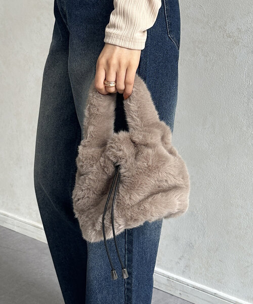 Thevon(ゼボン)の「ワンハンドル2WAYファーショルダー(ショルダーバッグ・レディース・アイボリー/グレイッシュベージュ・FREE)」の12枚目の写真