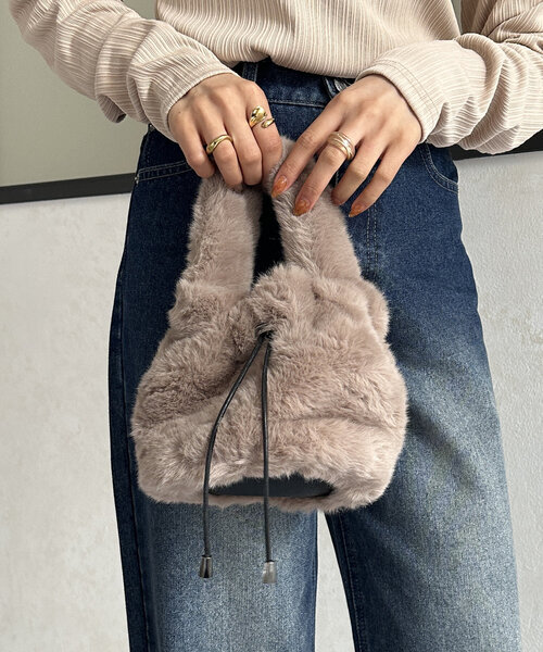 Thevon(ゼボン)の「ワンハンドル2WAYファーショルダー(ショルダーバッグ・レディース・アイボリー/グレイッシュベージュ・FREE)」の13枚目の写真