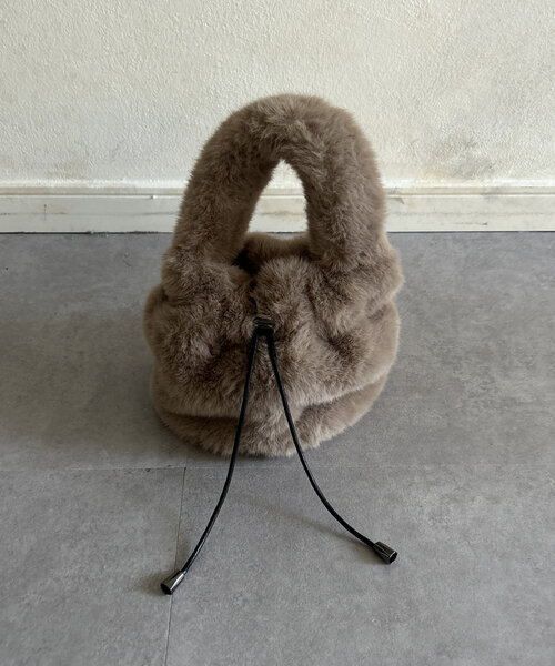 Thevon(ゼボン)の「ワンハンドル2WAYファーショルダー(ショルダーバッグ・レディース・アイボリー/グレイッシュベージュ・FREE)」の15枚目の写真