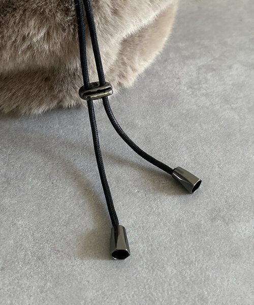 Thevon(ゼボン)の「ワンハンドル2WAYファーショルダー(ショルダーバッグ・レディース・アイボリー/グレイッシュベージュ・FREE)」の17枚目の写真