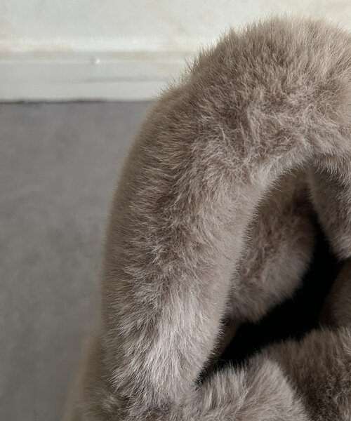 Thevon(ゼボン)の「ワンハンドル2WAYファーショルダー(ショルダーバッグ・レディース・アイボリー/グレイッシュベージュ・FREE)」の18枚目の写真