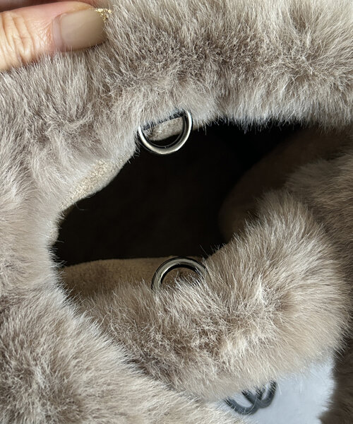 Thevon(ゼボン)の「ワンハンドル2WAYファーショルダー(ショルダーバッグ・レディース・アイボリー/グレイッシュベージュ・FREE)」の19枚目の写真