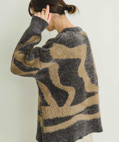 ITEMS URBANRESEARCH（アイテムズ アーバンリサーチ）の「モールフェザージャガードニット（ニット/セーター・レディース・チャコールグレー/アイボリー/ブラウン・FREE）」の3枚目の写真