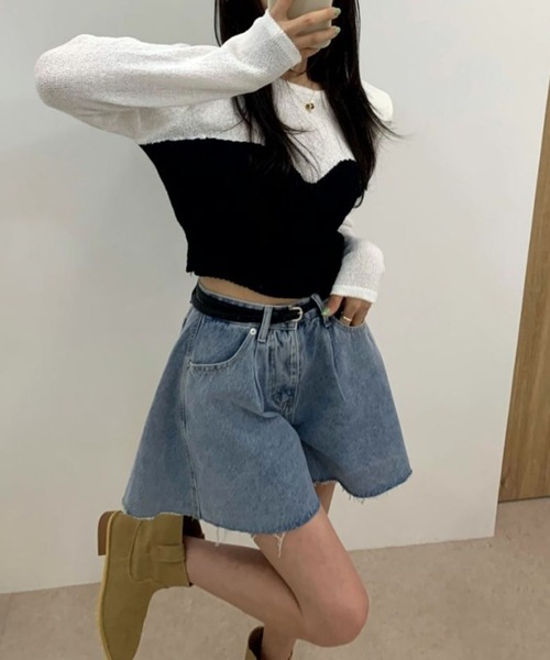 LYEON(リヨン)の「切りっぱなしフレアデニムショートパンツ/デニムスカパン(デニムパンツ・レディース・ブルー/ブラック・MEDIUM/SMALL)」の4枚目の写真