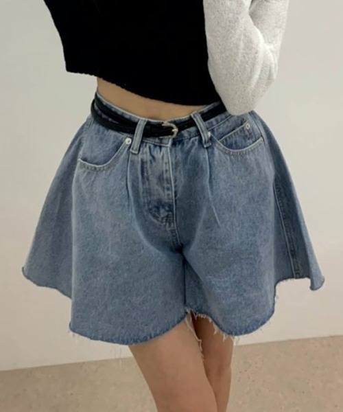 LYEON(リヨン)の「切りっぱなしフレアデニムショートパンツ/デニムスカパン(デニムパンツ・レディース・ブルー/ブラック・MEDIUM/SMALL)」の6枚目の写真