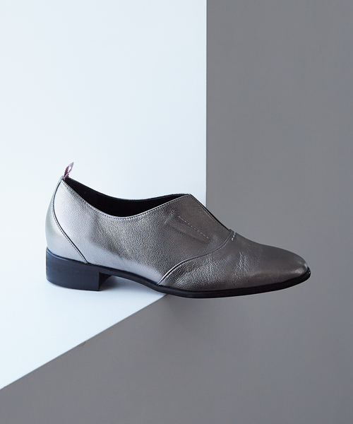 Au BANNISTER（オゥバニスター）の「ゴアスリッポンシューズ（ドレスシューズ・レディース・ブラック/ブラック系その他2/シルバー・35/36/37/38/39/40）」の3枚目の写真