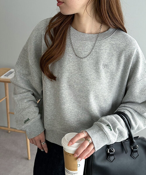 DISCOAT(ディスコート)の「【新色追加/WEB限定】袖ロゴ刺繍ショートスウェット(Tシャツ/カットソー・レディース・チャコールグレー/グレー/ライトベージュ/グレー系その他/ピンクベージュ/グレー系その他2/ブラウン・MEDIUM)」の12枚目の写真