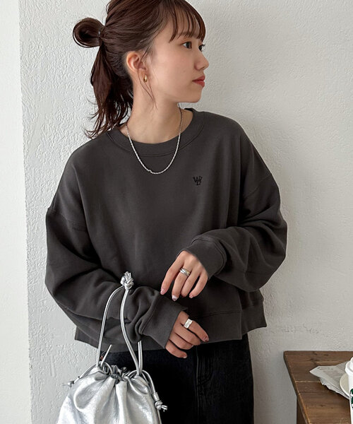 DISCOAT(ディスコート)の「【新色追加/WEB限定】袖ロゴ刺繍ショートスウェット(Tシャツ/カットソー・レディース・チャコールグレー/グレー/ライトベージュ/グレー系その他/ピンクベージュ/グレー系その他2/ブラウン・MEDIUM)」の11枚目の写真