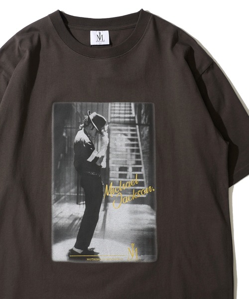 ADPOSION(アドポーション)の「【MICHAEL JACKSON/マイケル・ジャクソン】 リラックスフィット フロントプリント クルーネックTシャツ(Tシャツ/カットソー・レディース・チャコールグレー/ブラック・MEDIUM/LARGE/X-LARGE)」の2枚目の写真
