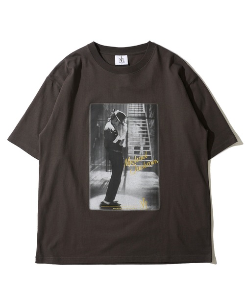 ADPOSION(アドポーション)の「【MICHAEL JACKSON/マイケル・ジャクソン】 リラックスフィット フロントプリント クルーネックTシャツ(Tシャツ/カットソー・レディース・チャコールグレー/ブラック・MEDIUM/LARGE/X-LARGE)」の5枚目の写真