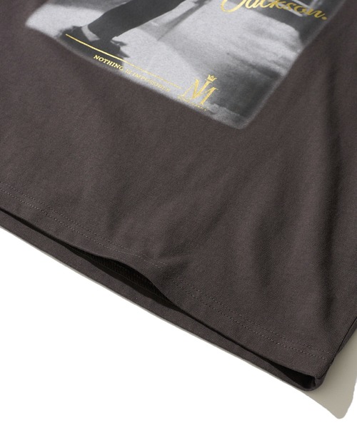 ADPOSION(アドポーション)の「【MICHAEL JACKSON/マイケル・ジャクソン】 リラックスフィット フロントプリント クルーネックTシャツ(Tシャツ/カットソー・レディース・チャコールグレー/ブラック・MEDIUM/LARGE/X-LARGE)」の9枚目の写真