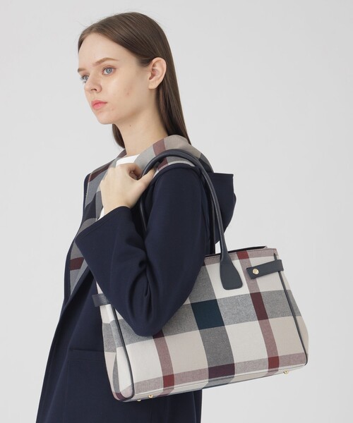 BLUE LABEL CRESTBRIDGE(ブルーレーベルクレストブリッジ)の「クレストブリッジチェックキャンバスハトメトート(トートバッグ・レディース・ベージュ系その他・FREE)」の5枚目の写真