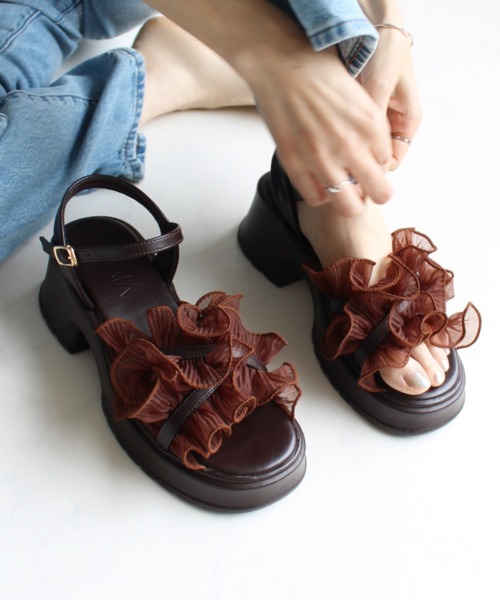 VIVIAN（ヴィヴィアン）の「シアークロスフリル厚底ストラップサンダル（サンダル・レディース・ブラック/グレー/アイボリー/ネイビー/ダークブラウン/クリアブラック/ライトグレー/ピンク・LL/S/M/L/SS）」の7枚目の写真