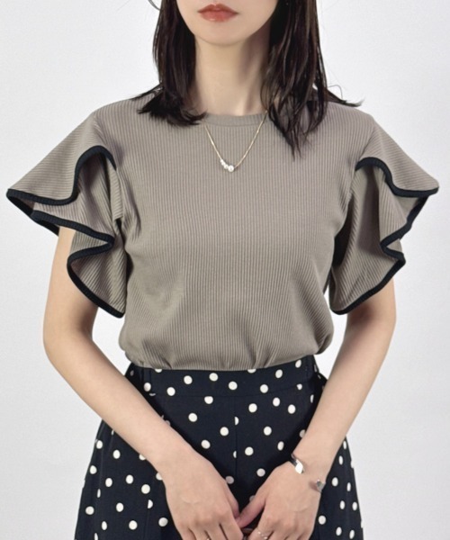 CLOTHY（クロシィ）の「【揺れるチューリップスリーブがCUTE♪】テレコ袖フリルTシャツ（Tシャツ/カットソー・レディース・オフホワイト/ブラック/アイボリー/モカ・MEDIUM/LARGE）」の5枚目の写真