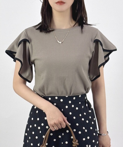 CLOTHY（クロシィ）の「【揺れるチューリップスリーブがCUTE♪】テレコ袖フリルTシャツ（Tシャツ/カットソー・レディース・オフホワイト/ブラック/アイボリー/モカ・MEDIUM/LARGE）」の6枚目の写真