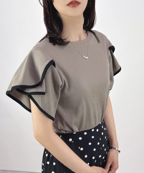 CLOTHY（クロシィ）の「【揺れるチューリップスリーブがCUTE♪】テレコ袖フリルTシャツ（Tシャツ/カットソー・レディース・オフホワイト/ブラック/アイボリー/モカ・MEDIUM/LARGE）」の7枚目の写真