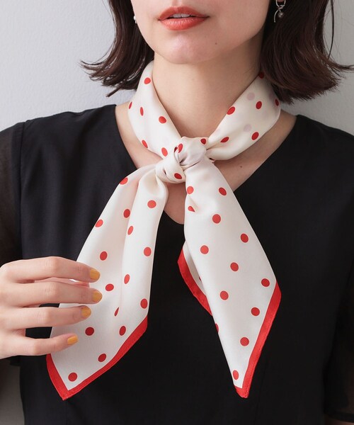 OPAQUE.CLIP（オペークドットクリップ）の「ドット柄スクエア大判スカーフ（バンダナ/スカーフ・レディース・ダークブラウン/ブラック/アイボリー・00）」の4枚目の写真