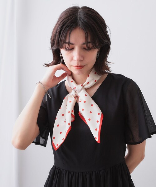 OPAQUE.CLIP（オペークドットクリップ）の「ドット柄スクエア大判スカーフ（バンダナ/スカーフ・レディース・ダークブラウン/ブラック/アイボリー・00）」の7枚目の写真