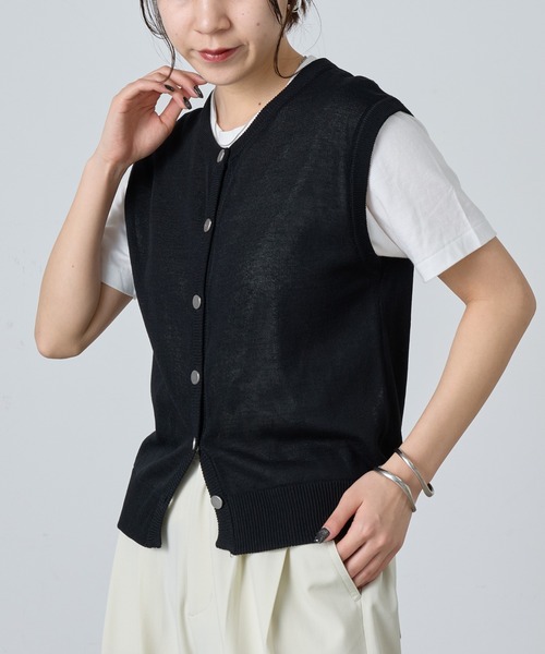 COLONY 2139（コロニートゥーワンスリーナイン）の「WEB限定 / ニットボタンベスト（ベスト・レディース・ブラック/オフホワイト/グレー・FREE）」の15枚目の写真