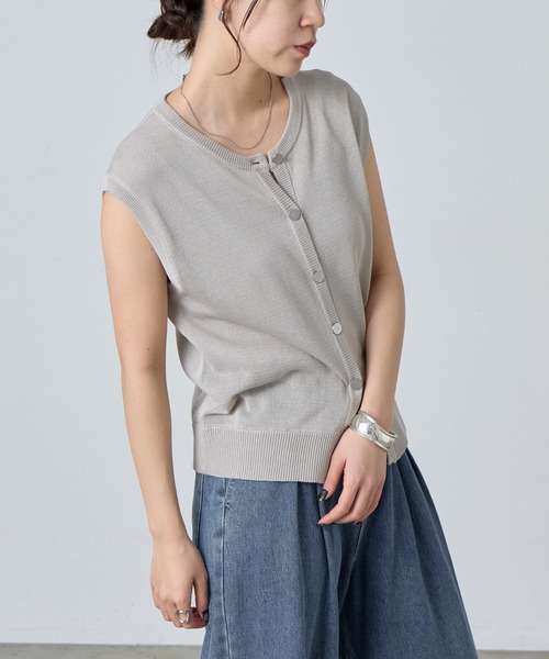 COLONY 2139（コロニートゥーワンスリーナイン）の「WEB限定 / ニットボタンベスト（ベスト・レディース・ブラック/オフホワイト/グレー・FREE）」の21枚目の写真