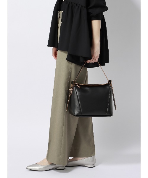 SUIT SQUARE（スーツスクエア）の「WEB限定 2WAYハンドバッグ フェイクレザー（ハンドバッグ・レディース・ブラック系/ブルー系/ライトグレー系・F）」の2枚目の写真