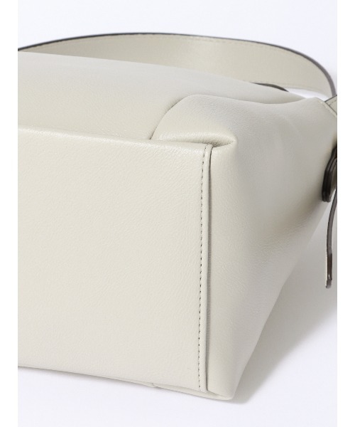 SUIT SQUARE（スーツスクエア）の「WEB限定 2WAYハンドバッグ フェイクレザー（ハンドバッグ・レディース・ブラック系/ブルー系/ライトグレー系・F）」の18枚目の写真