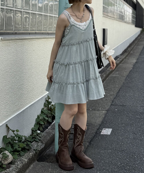 w closet（ダブルクローゼット）の「【3色展開】ティアードミニキャミワンピース（ワンピース・レディース・オフホワイト/ブラック/グリーン・FREE）」の13枚目の写真