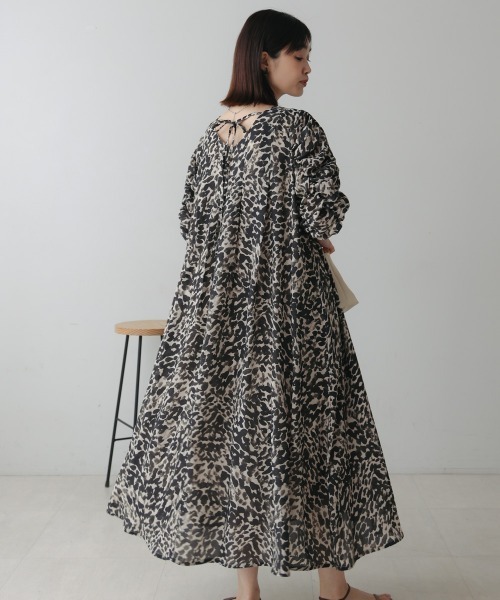 Bou Jeloud(ブージュルード)の「シャーリングタックワンピース(ワンピース・レディース・A/グレイッシュベージュ・38)」の3枚目の写真
