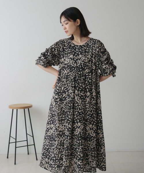 Bou Jeloud(ブージュルード)の「シャーリングタックワンピース(ワンピース・レディース・A/グレイッシュベージュ・38)」の6枚目の写真