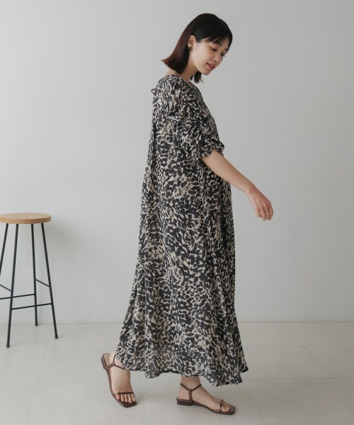 Bou Jeloud(ブージュルード)の「シャーリングタックワンピース(ワンピース・レディース・A/グレイッシュベージュ・38)」の8枚目の写真