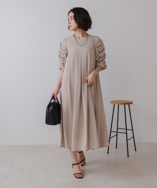 Bou Jeloud(ブージュルード)の「シャーリングタックワンピース(ワンピース・レディース・A/グレイッシュベージュ・38)」の19枚目の写真