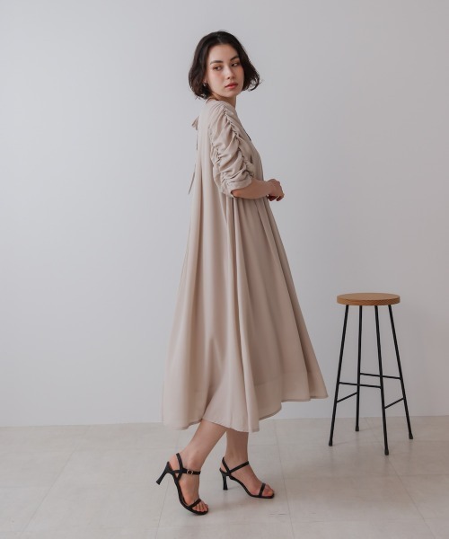 Bou Jeloud(ブージュルード)の「シャーリングタックワンピース(ワンピース・レディース・A/グレイッシュベージュ・38)」の21枚目の写真