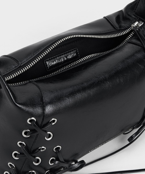 CHARLES & KEITH（チャールズ & キース）の「Xylia ザイリア グロメットレースアップショルダーバッグ（ショルダーバッグ・レディース・スミクロ/ピンク系その他・M）」の11枚目の写真