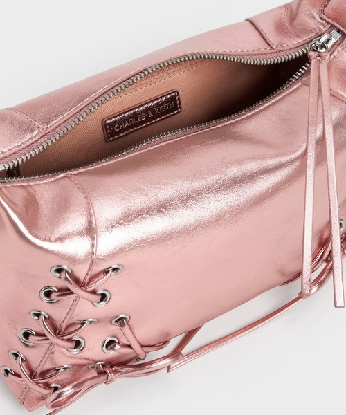 CHARLES & KEITH（チャールズ & キース）の「Xylia ザイリア グロメットレースアップショルダーバッグ（ショルダーバッグ・レディース・スミクロ/ピンク系その他・M）」の6枚目の写真