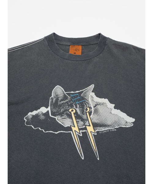 Nudie Jeans（ヌーディージーンズ）の「Nudie Jeans/ヌーディージーンズ Koffe Karma Kat / プリントTシャツ / Antracite（Tシャツ/カットソー・メンズ・ブラック系その他・M/L/XL/S）」の2枚目の写真