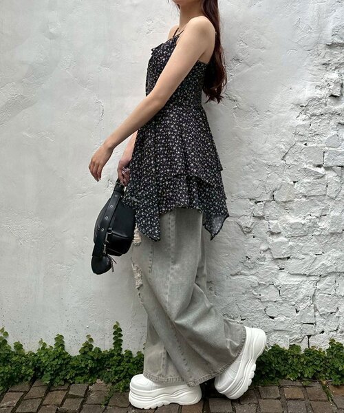 OLIVE des OLIVE(オリーブデオリーブ)の「ワイドデニムパンツ(デニムパンツ・レディース・ブルー/ブラック・MEDIUM/SMALL)」の6枚目の写真