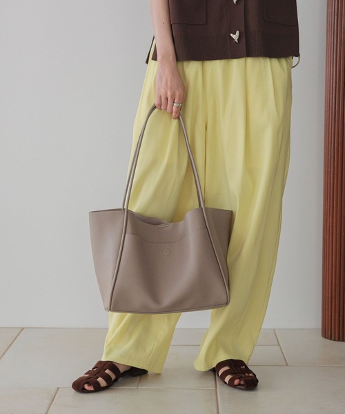 LOWRYS FARM（ローリーズファーム）の「ポーチツキ２ＰＢＡＧ／L　578360（ショルダーバッグ・レディース・グレイッシュベージュ/ブラック・FREE）」の2枚目の写真