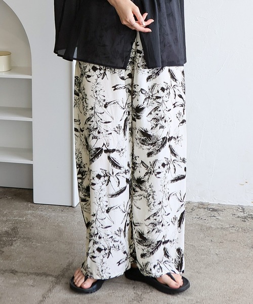 VitaFelice（ヴィータフェリーチェ）の「スムースタッチ総柄ロングパンツ（ルームウェア/パジャマ・レディース・ブルー系1/ブラック系1/グレー系1/パープル系1/ベージュ系1/ネイビー系/ホワイト系1/ホワイト系2/グレー系2/ネイビー系1・FREE）」の2枚目の写真