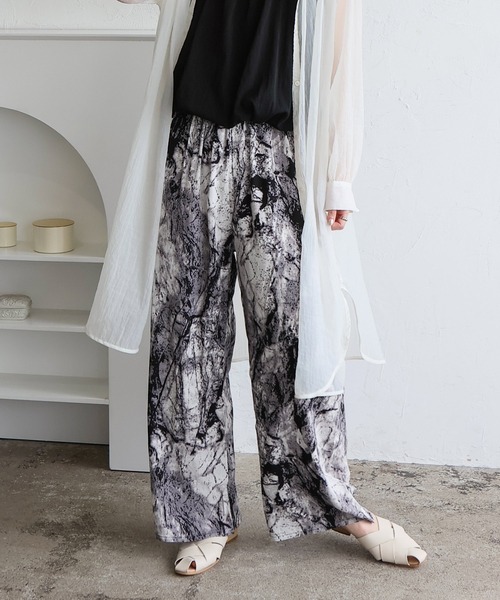 VitaFelice（ヴィータフェリーチェ）の「スムースタッチ総柄ロングパンツ（ルームウェア/パジャマ・レディース・ブルー系1/ブラック系1/グレー系1/パープル系1/ベージュ系1/ネイビー系/ホワイト系1/ホワイト系2/グレー系2/ネイビー系1・FREE）」の3枚目の写真