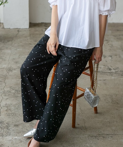 VitaFelice（ヴィータフェリーチェ）の「スムースタッチ総柄ロングパンツ（ルームウェア/パジャマ・レディース・ブルー系1/ブラック系1/グレー系1/パープル系1/ベージュ系1/ネイビー系/ホワイト系1/ホワイト系2/グレー系2/ネイビー系1・FREE）」の4枚目の写真