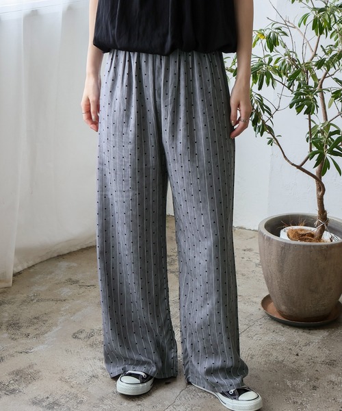 VitaFelice（ヴィータフェリーチェ）の「スムースタッチ総柄ロングパンツ（ルームウェア/パジャマ・レディース・ブルー系1/ブラック系1/グレー系1/パープル系1/ベージュ系1/ネイビー系/ホワイト系1/ホワイト系2/グレー系2/ネイビー系1・FREE）」の6枚目の写真