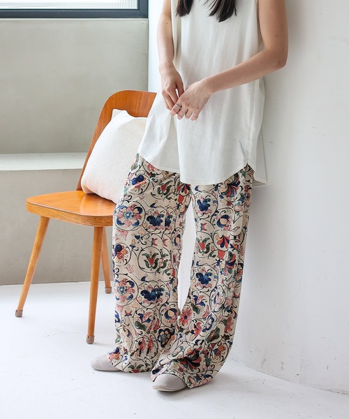 VitaFelice（ヴィータフェリーチェ）の「スムースタッチ総柄ロングパンツ（ルームウェア/パジャマ・レディース・ブルー系1/ブラック系1/グレー系1/パープル系1/ベージュ系1/ネイビー系/ホワイト系1/ホワイト系2/グレー系2/ネイビー系1・FREE）」の7枚目の写真