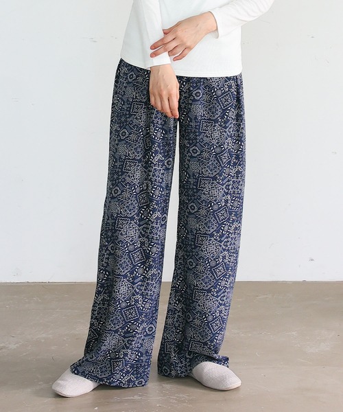 VitaFelice（ヴィータフェリーチェ）の「スムースタッチ総柄ロングパンツ（ルームウェア/パジャマ・レディース・ブルー系1/ブラック系1/グレー系1/パープル系1/ベージュ系1/ネイビー系/ホワイト系1/ホワイト系2/グレー系2/ネイビー系1・FREE）」の8枚目の写真
