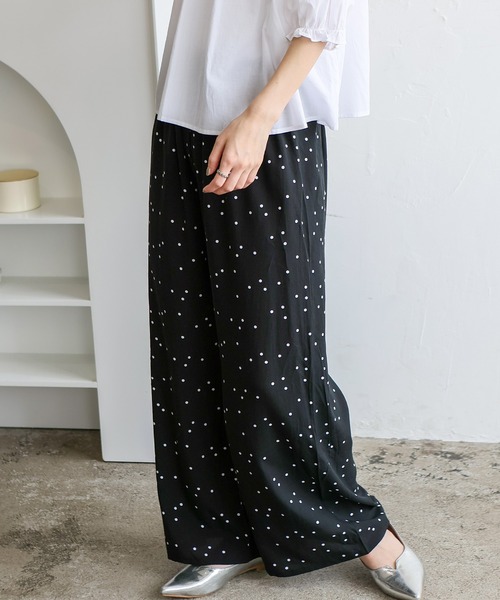 VitaFelice（ヴィータフェリーチェ）の「スムースタッチ総柄ロングパンツ（ルームウェア/パジャマ・レディース・ブルー系1/ブラック系1/グレー系1/パープル系1/ベージュ系1/ネイビー系/ホワイト系1/ホワイト系2/グレー系2/ネイビー系1・FREE）」の16枚目の写真