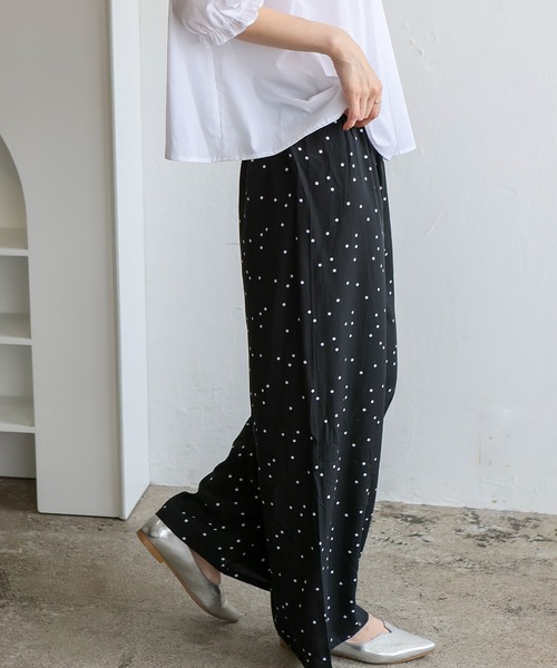 VitaFelice（ヴィータフェリーチェ）の「スムースタッチ総柄ロングパンツ（ルームウェア/パジャマ・レディース・ブルー系1/ブラック系1/グレー系1/パープル系1/ベージュ系1/ネイビー系/ホワイト系1/ホワイト系2/グレー系2/ネイビー系1・FREE）」の19枚目の写真