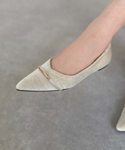 Thevon（ゼボン）の「GLDラインベロアパンプス（パンプス・レディース・アイボリー/ブラック・M/L）」の2枚目の写真