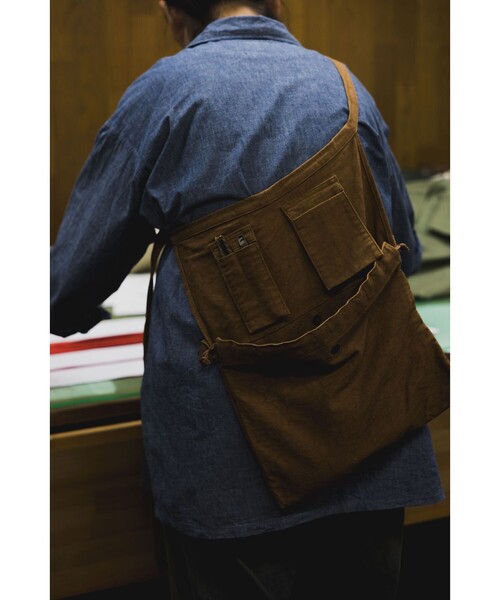 ARTS & CRAFTS(アーツアンドクラフト)の「【別注】ARTS & CRAFTS / FIRST AID POUCH MOD 柿渋炭(トートバッグ・メンズ・ライトブラウン・ONE SIZE)」の2枚目の写真