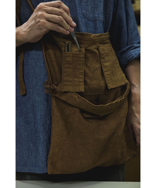 ARTS & CRAFTS(アーツアンドクラフト)の「【別注】ARTS & CRAFTS / FIRST AID POUCH MOD 柿渋炭(トートバッグ・メンズ・ライトブラウン・ONE SIZE)」の4枚目の写真