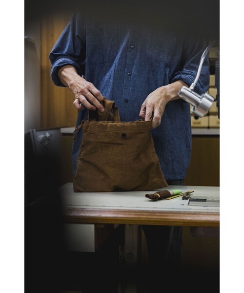 ARTS & CRAFTS(アーツアンドクラフト)の「【別注】ARTS & CRAFTS / FIRST AID POUCH MOD 柿渋炭(トートバッグ・メンズ・ライトブラウン・ONE SIZE)」の5枚目の写真